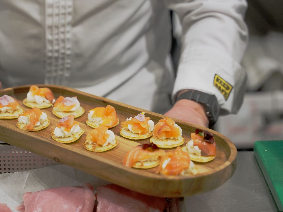 Un chef présente des amuse-bouches préparés sur le salon AQUITEC 2026