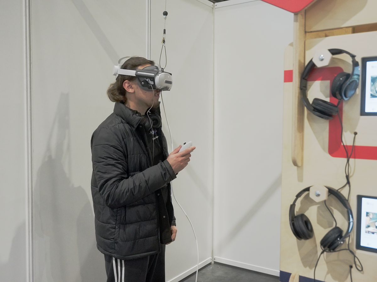 Un jeune découvre un métier avec un casque de réalité virtuelle lors du Rallye AQUITEC