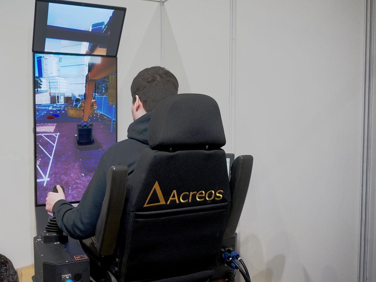 Un jeune teste un simulateur de conduite d’engins de chantier à AQUITEC 2026